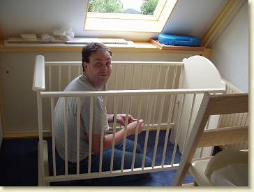 20040612-01 Papa zet het bed in elkaar